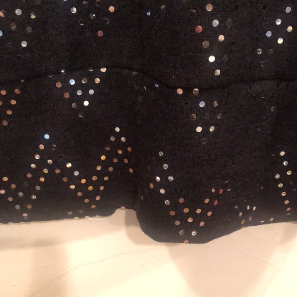 Cold shoulder metallic pattern sweater - Picture 4 of 6